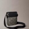 Bolsa tipo repórter com emblema em jacquard Bolsa tipo repórter com emblema em jacquard