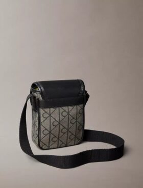 Bolsa tipo repórter com emblema em jacquard