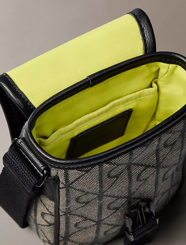 Bolsa tipo repórter com emblema em jacquard Bolsa tipo repórter com emblema em jacquard