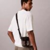 Bolsa tipo repórter com emblema em jacquard Bolsa tipo repórter com emblema em jacquard