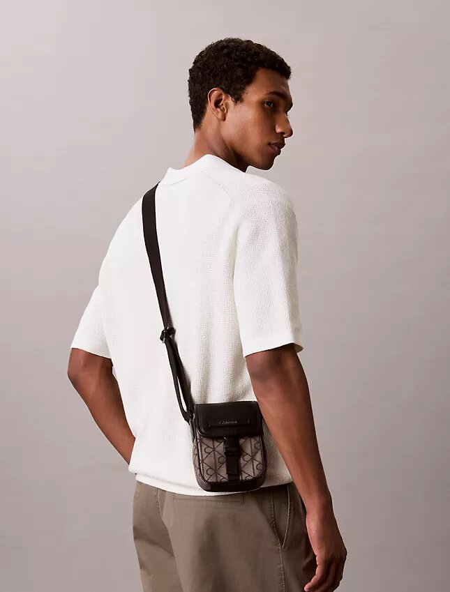 Bolsa tipo repórter com emblema em jacquard Bolsa tipo repórter com emblema em jacquard