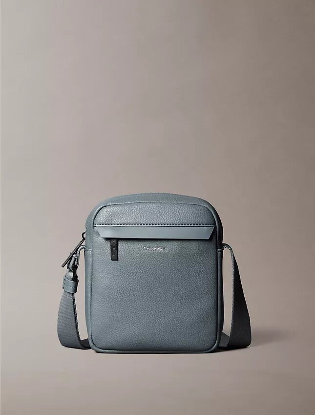 Bolsa tipo repórter com textura granulada Bolsa tipo repórter com textura granulada