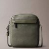 Bolsa tipo repórter com textura granulada Bolsa tipo repórter com textura granulada