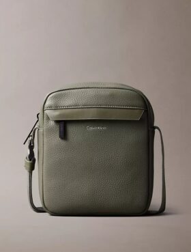 Bolsa tipo repórter com textura granulada