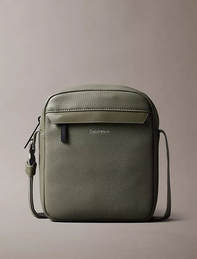 Bolsa tipo repórter com textura granulada Bolsa tipo repórter com textura granulada