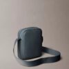 Bolsa tipo repórter com textura granulada Bolsa tipo repórter com textura granulada