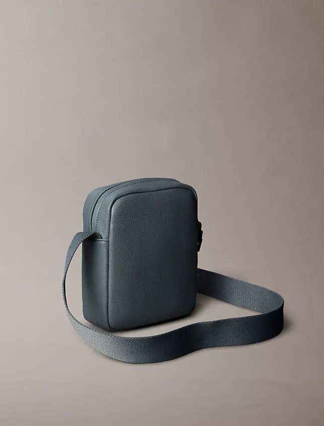 Bolsa tipo repórter com textura granulada Bolsa tipo repórter com textura granulada
