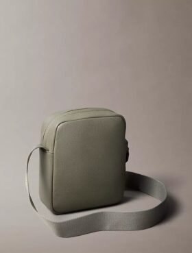 Bolsa tipo repórter com textura granulada