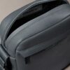 Bolsa tipo repórter com textura granulada Bolsa tipo repórter com textura granulada