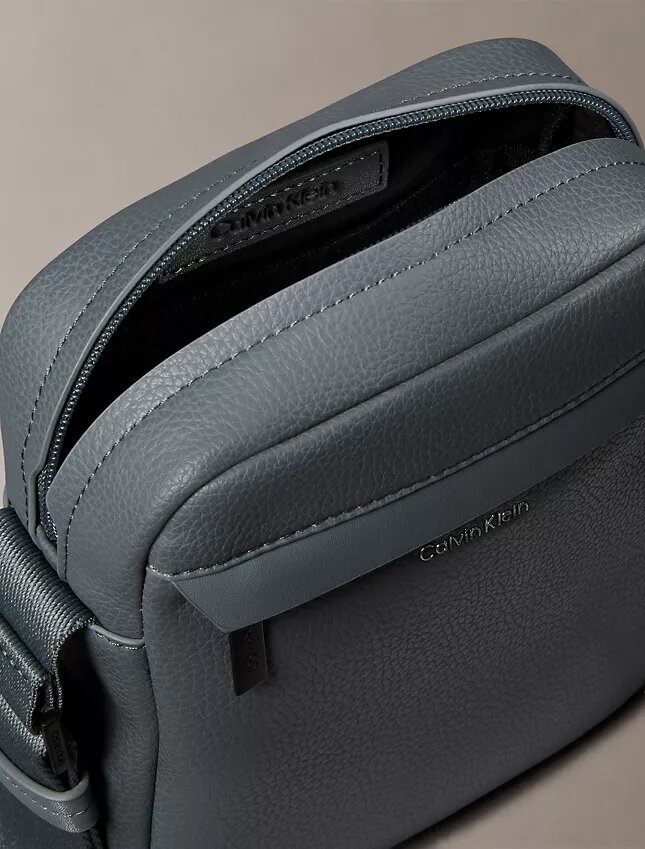 Bolsa tipo repórter com textura granulada Bolsa tipo repórter com textura granulada