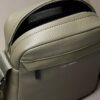 Bolsa tipo repórter com textura granulada Bolsa tipo repórter com textura granulada