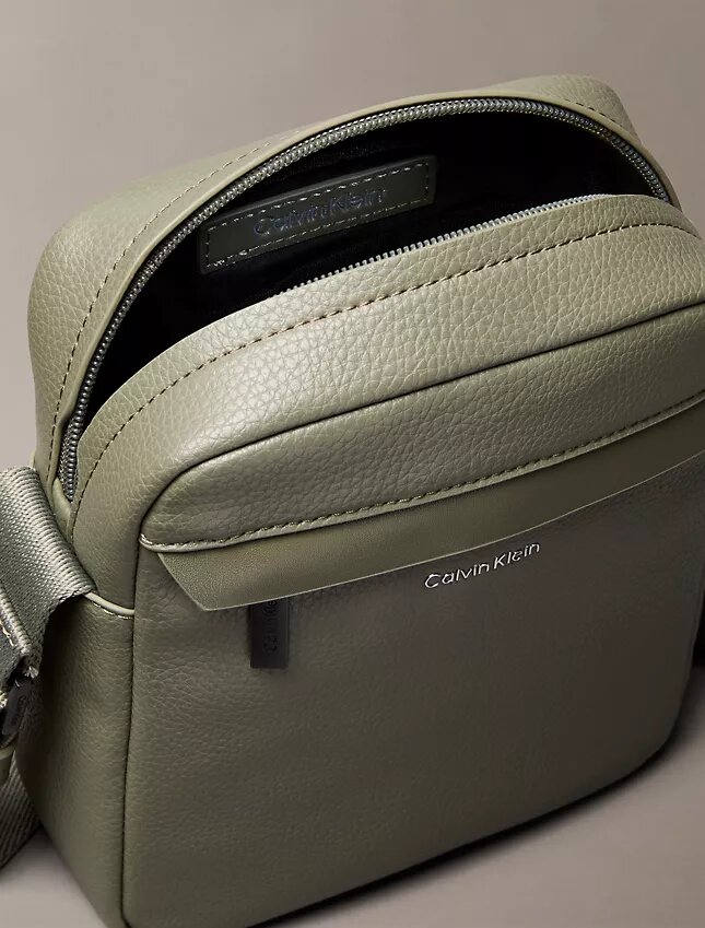 Bolsa tipo repórter com textura granulada Bolsa tipo repórter com textura granulada