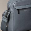 Bolsa tipo repórter com textura granulada Bolsa tipo repórter com textura granulada