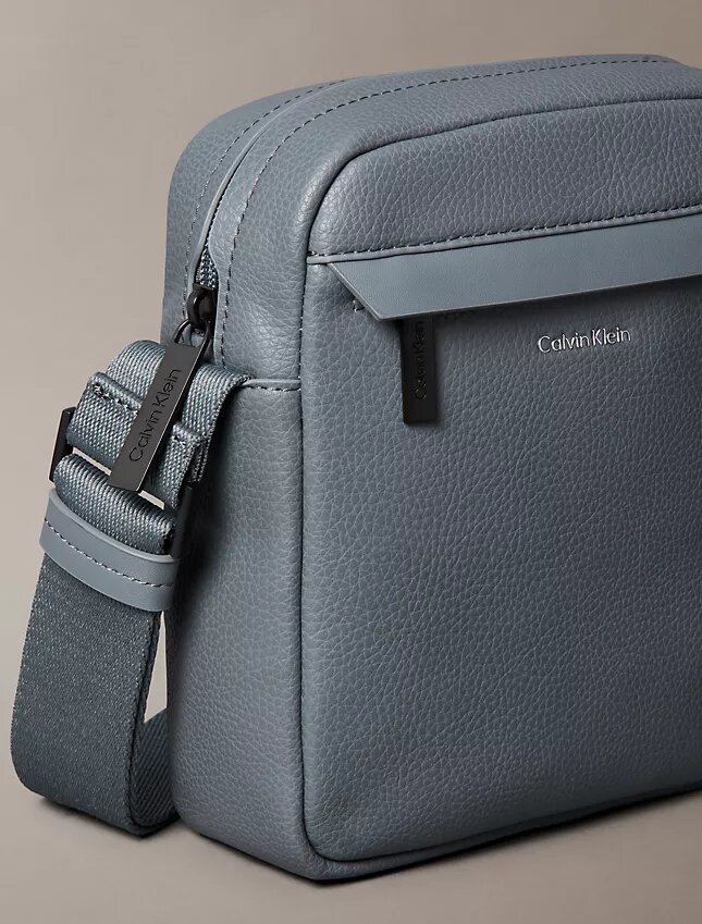 Bolsa tipo repórter com textura granulada Bolsa tipo repórter com textura granulada