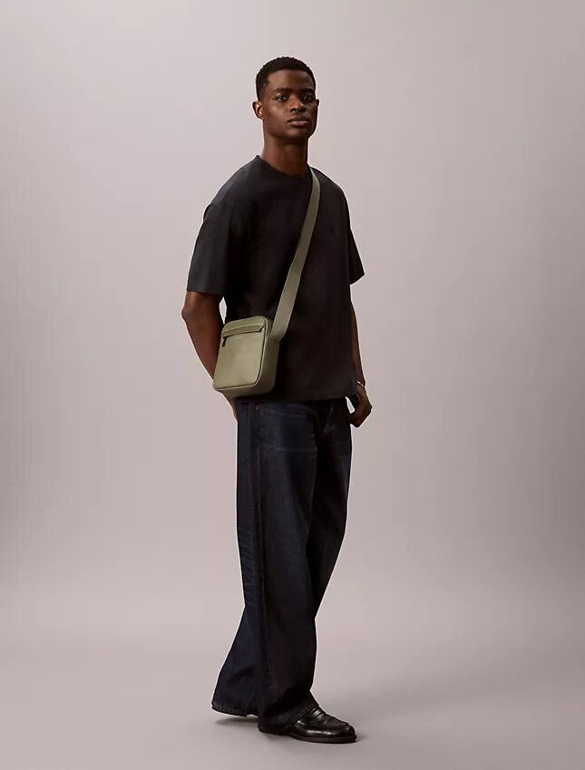 Bolsa tipo repórter com textura granulada Bolsa tipo repórter com textura granulada