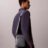 Bolsa tipo repórter com textura granulada Bolsa tipo repórter com textura granulada