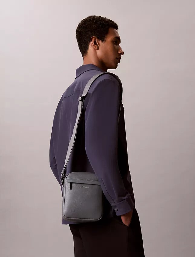 Bolsa tipo repórter com textura granulada Bolsa tipo repórter com textura granulada