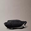 Bolsa tipo sling em nylon Bolsa tipo sling em nylon