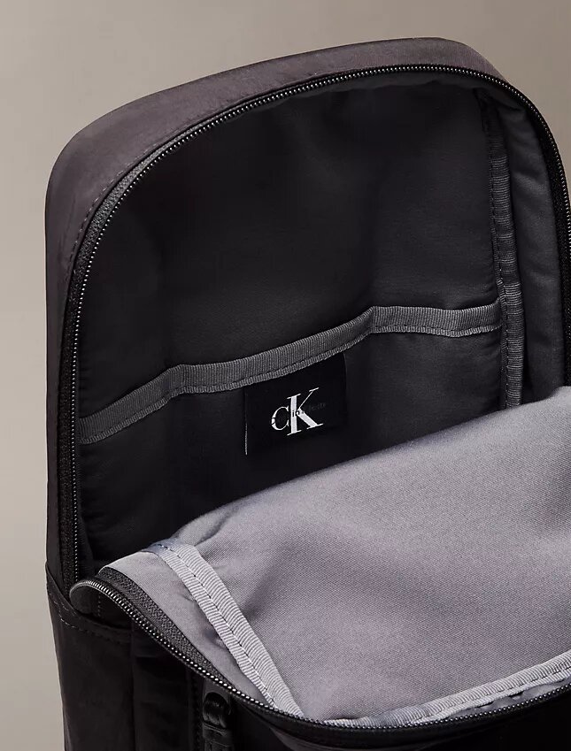 Bolsa tipo sling em nylon Bolsa tipo sling em nylon