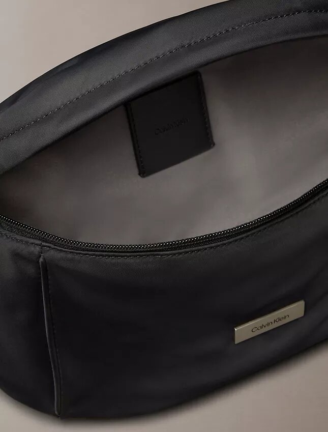 Bolsa tipo sling em nylon Bolsa tipo sling em nylon