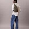 Bolsa tipo sling em nylon Bolsa tipo sling em nylon