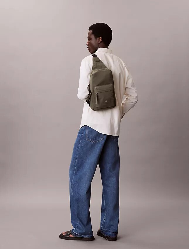 Bolsa tipo sling em nylon Bolsa tipo sling em nylon