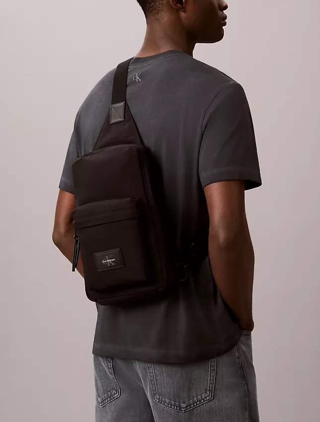 Bolsa tipo sling em nylon Bolsa tipo sling em nylon