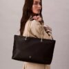 Bolsa Tote com Alça de Corrente e Ferragens Clássicas