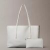 Bolsa Tote com Logótipo Emblemático em Toda a Superfície e Bolsa Bolsa Tote com Logótipo Emblemático em Toda a Superfície e Bolsa
