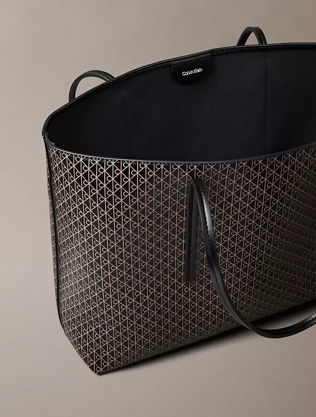 Bolsa Tote com Logótipo Emblemático em Toda a Superfície e Bolsa Bolsa Tote com Logótipo Emblemático em Toda a Superfície e Bolsa