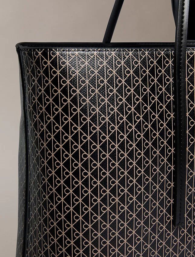 Bolsa Tote com Logótipo Emblemático em Toda a Superfície e Bolsa Bolsa Tote com Logótipo Emblemático em Toda a Superfície e Bolsa