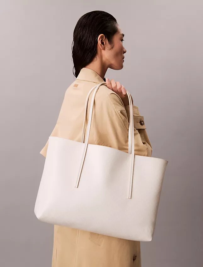 Bolsa Tote com Logótipo Emblemático em Toda a Superfície e Bolsa Bolsa Tote com Logótipo Emblemático em Toda a Superfície e Bolsa