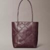 Bolsa Tote Pequena com Emblema em Relevo Bolsa Tote Pequena com Emblema em Relevo