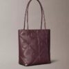 Bolsa Tote Pequena com Emblema em Relevo Bolsa Tote Pequena com Emblema em Relevo