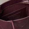 Bolsa Tote Pequena com Emblema em Relevo Bolsa Tote Pequena com Emblema em Relevo