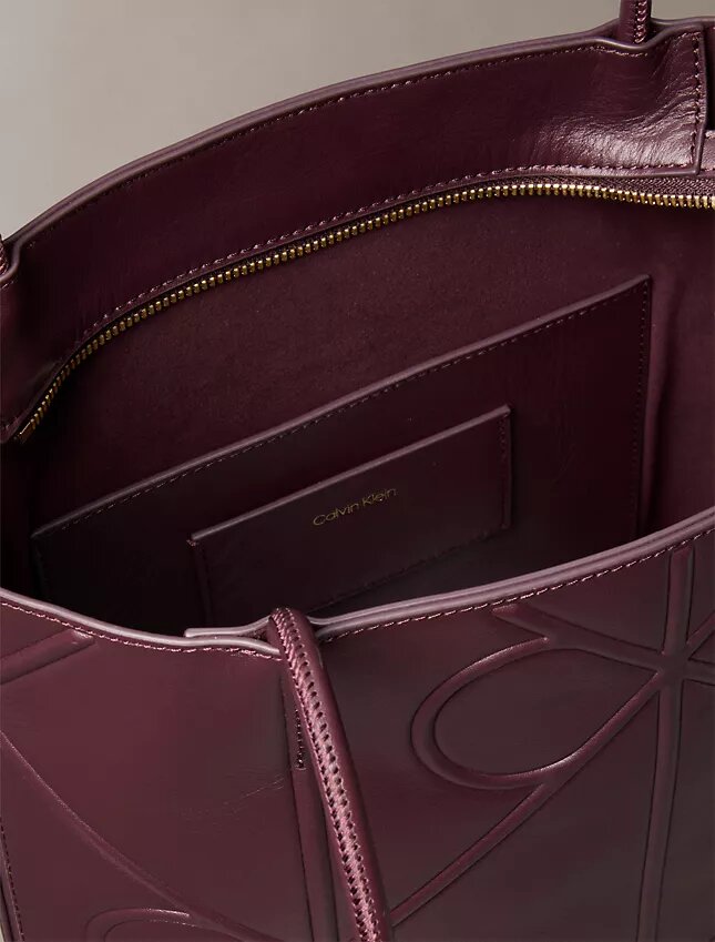 Bolsa Tote Pequena com Emblema em Relevo Bolsa Tote Pequena com Emblema em Relevo