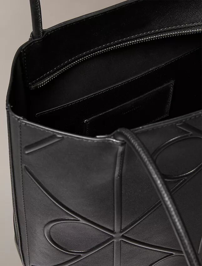 Bolsa Tote Pequena com Emblema em Relevo Bolsa Tote Pequena com Emblema em Relevo