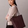 Bolsa Tote Pequena com Emblema em Relevo Bolsa Tote Pequena com Emblema em Relevo