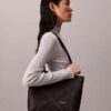 Bolsa Tote Pequena com Emblema em Relevo Bolsa Tote Pequena com Emblema em Relevo