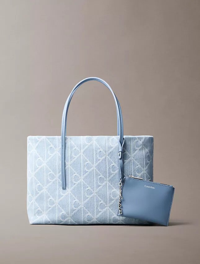 Bolsa Tote Pequena em Denim com Logótipo Emblemático em Toda a Superfície Bolsa Tote Pequena em Denim com Logótipo Emblemático em Toda a Superfície
