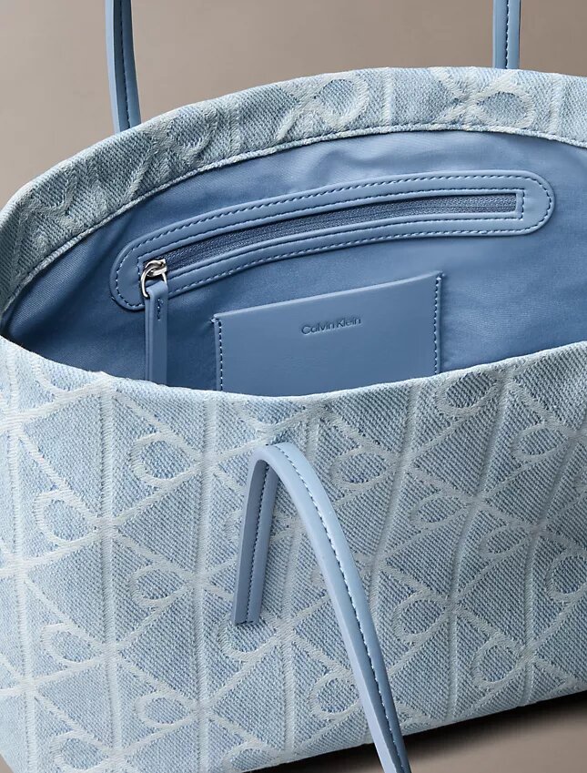 Bolsa Tote Pequena em Denim com Logótipo Emblemático em Toda a Superfície Bolsa Tote Pequena em Denim com Logótipo Emblemático em Toda a Superfície