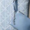 Bolsa Tote Pequena em Denim com Logótipo Emblemático em Toda a Superfície Bolsa Tote Pequena em Denim com Logótipo Emblemático em Toda a Superfície