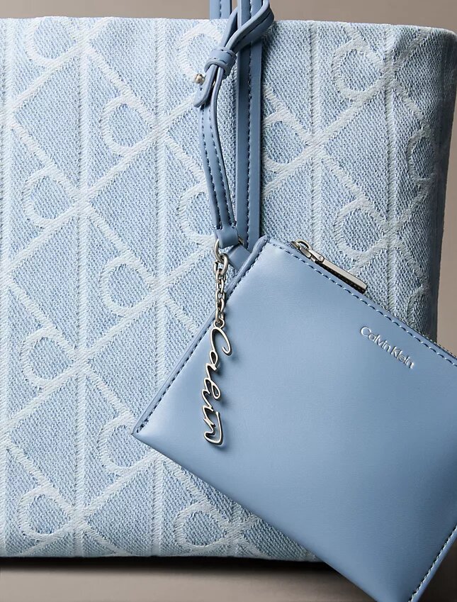 Bolsa Tote Pequena em Denim com Logótipo Emblemático em Toda a Superfície Bolsa Tote Pequena em Denim com Logótipo Emblemático em Toda a Superfície