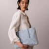 Bolsa Tote Pequena em Denim com Logótipo Emblemático em Toda a Superfície Bolsa Tote Pequena em Denim com Logótipo Emblemático em Toda a Superfície
