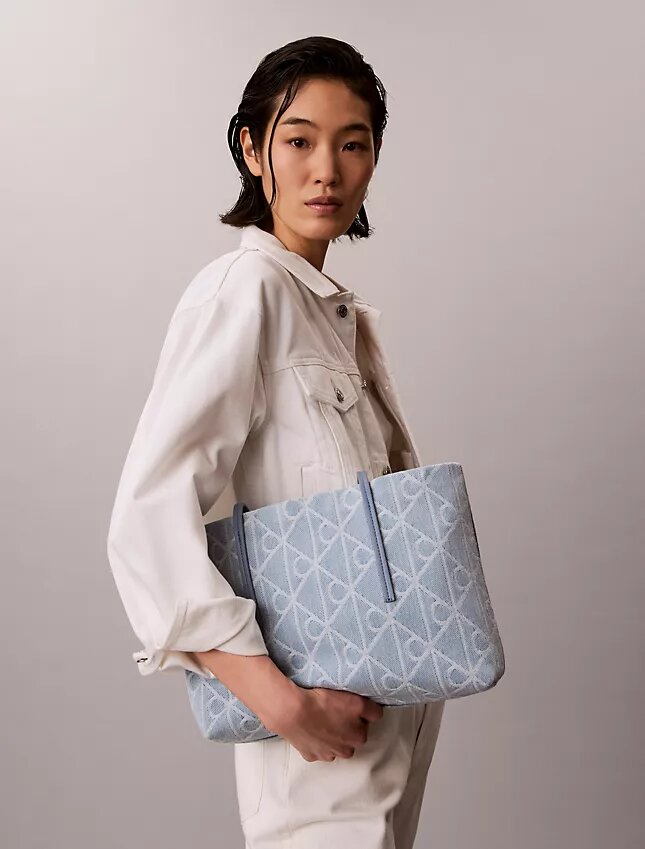 Bolsa Tote Pequena em Denim com Logótipo Emblemático em Toda a Superfície Bolsa Tote Pequena em Denim com Logótipo Emblemático em Toda a Superfície