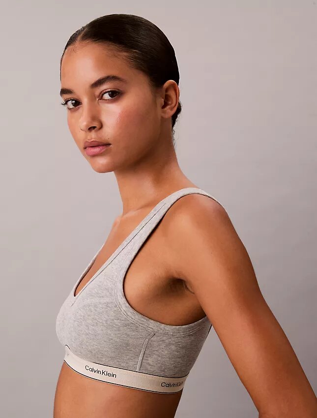 Bralette triangular com forro leve em Cotton Stretch de inspiração tradicional Bralette triangular com forro leve em Cotton Stretch de inspiração tradicional