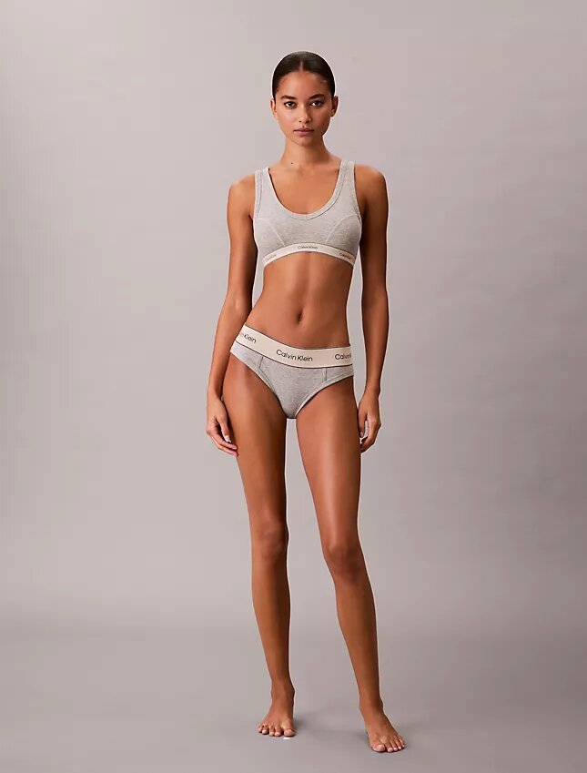 Bralette triangular com forro leve em Cotton Stretch de inspiração tradicional Bralette triangular com forro leve em Cotton Stretch de inspiração tradicional