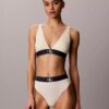 Bralette triangular com forro leve, em microfibra elástica com Monogram gráfico Bralette triangular com forro leve, em microfibra elástica com Monogram gráfico
