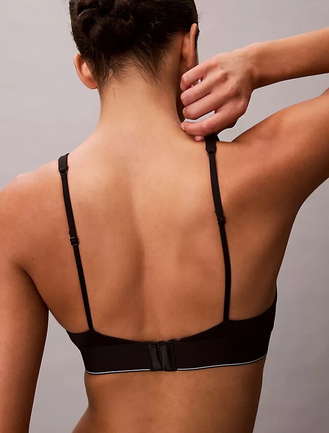 Bralette triangular com forro leve, em microfibra elástica com Monogram gráfico Bralette triangular com forro leve, em microfibra elástica com Monogram gráfico
