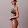Bralette triangular com forro leve, em microfibra elástica com Monogram gráfico Bralette triangular com forro leve, em microfibra elástica com Monogram gráfico